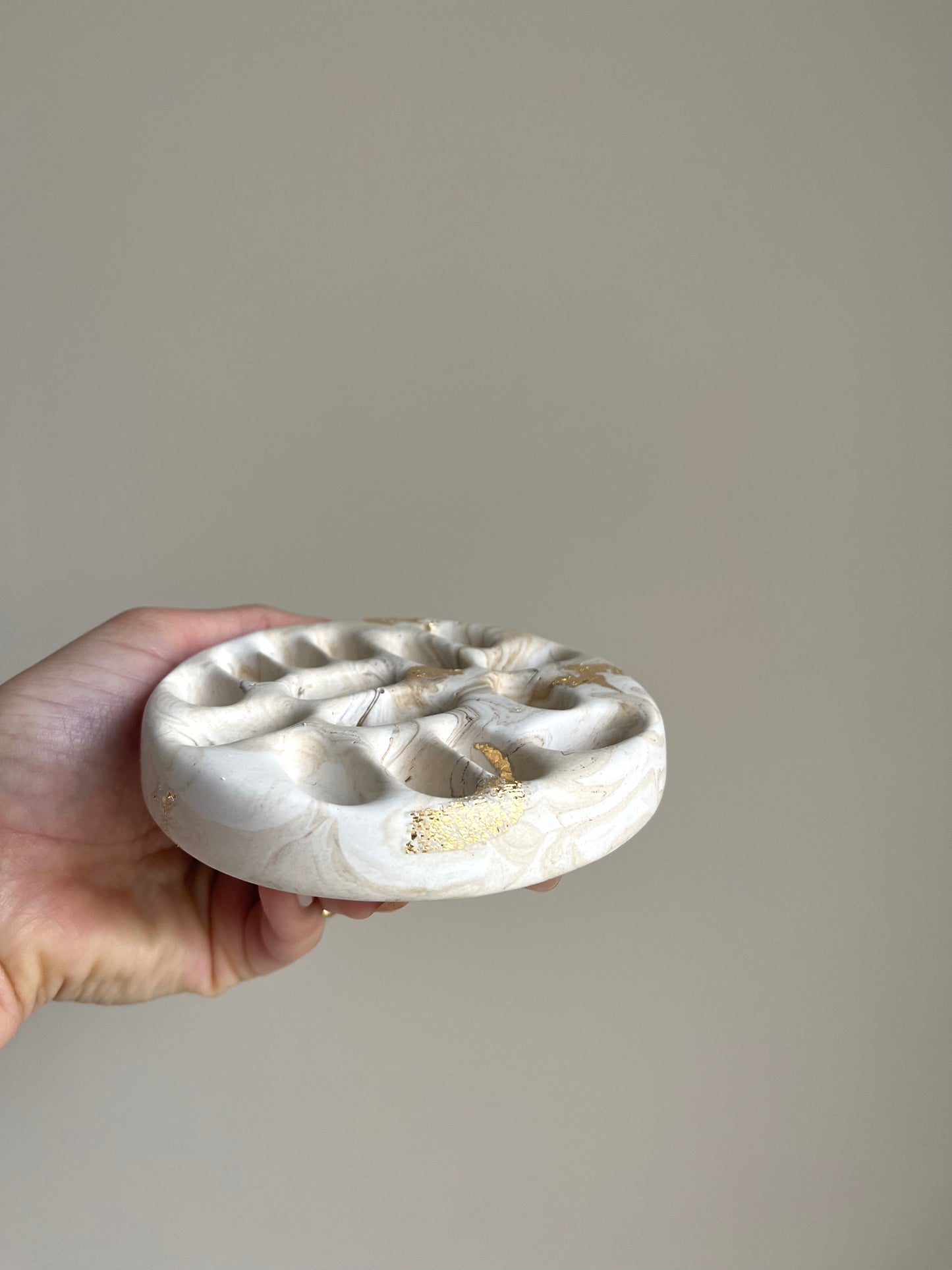 Plateau porte-bagues Moka en Jesmonite – Feuilles d’or – You Gold This