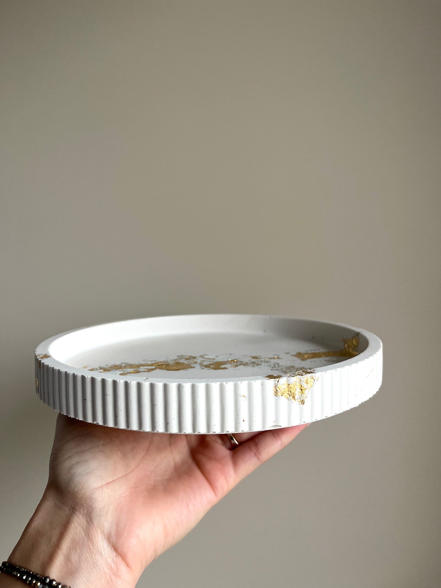 Grand plateau ondulé décoratif blanc – Jesmonite et feuille d’or – Plateau fait main – You Gold This