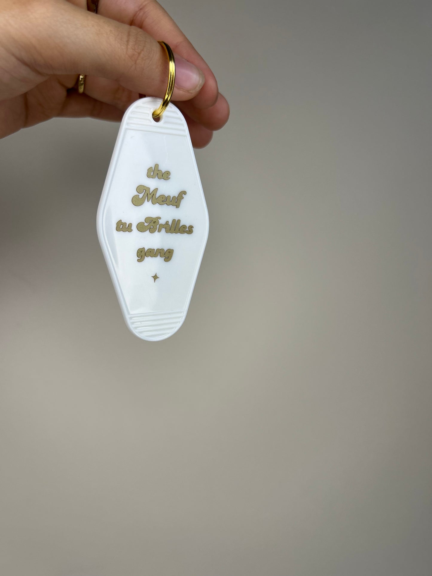Porte-clés hôtel blanc « Meuf tu brilles » – Anneau doré, design rétro chic You Gold This (Copie)