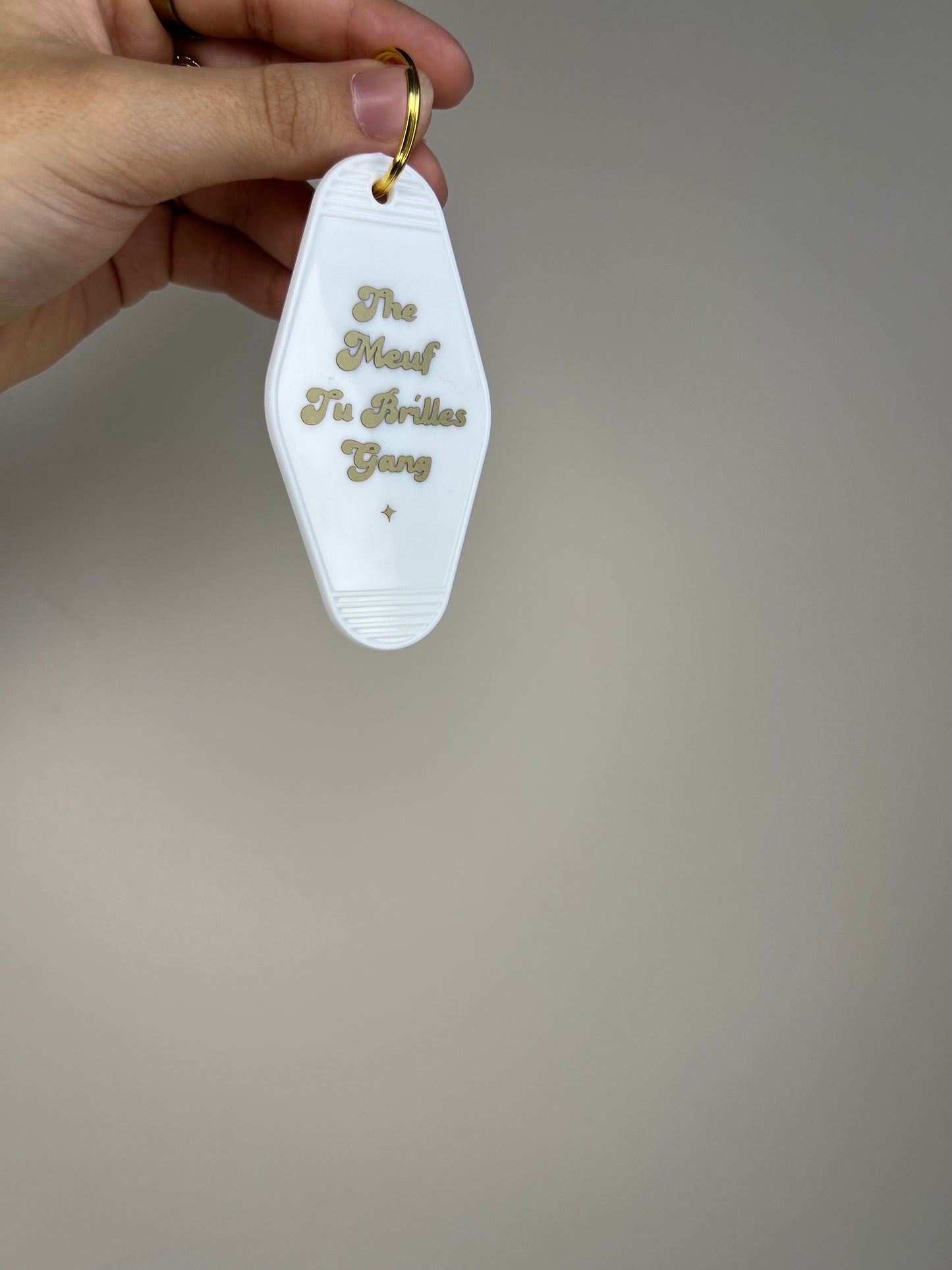 Porte-clés hôtel blanc « Meuf tu brilles » – Anneau doré, design rétro chic You Gold This