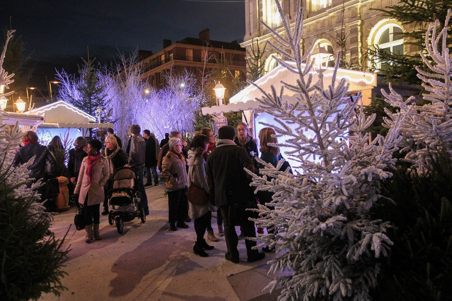 Chalets illuminés du Marché de Noël d’Amiens, place de l’Hôtel de Ville