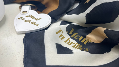 Foulard léopard fond blanc « Meuf tu brilles » – Accessoire chic et affirmé You Gold This