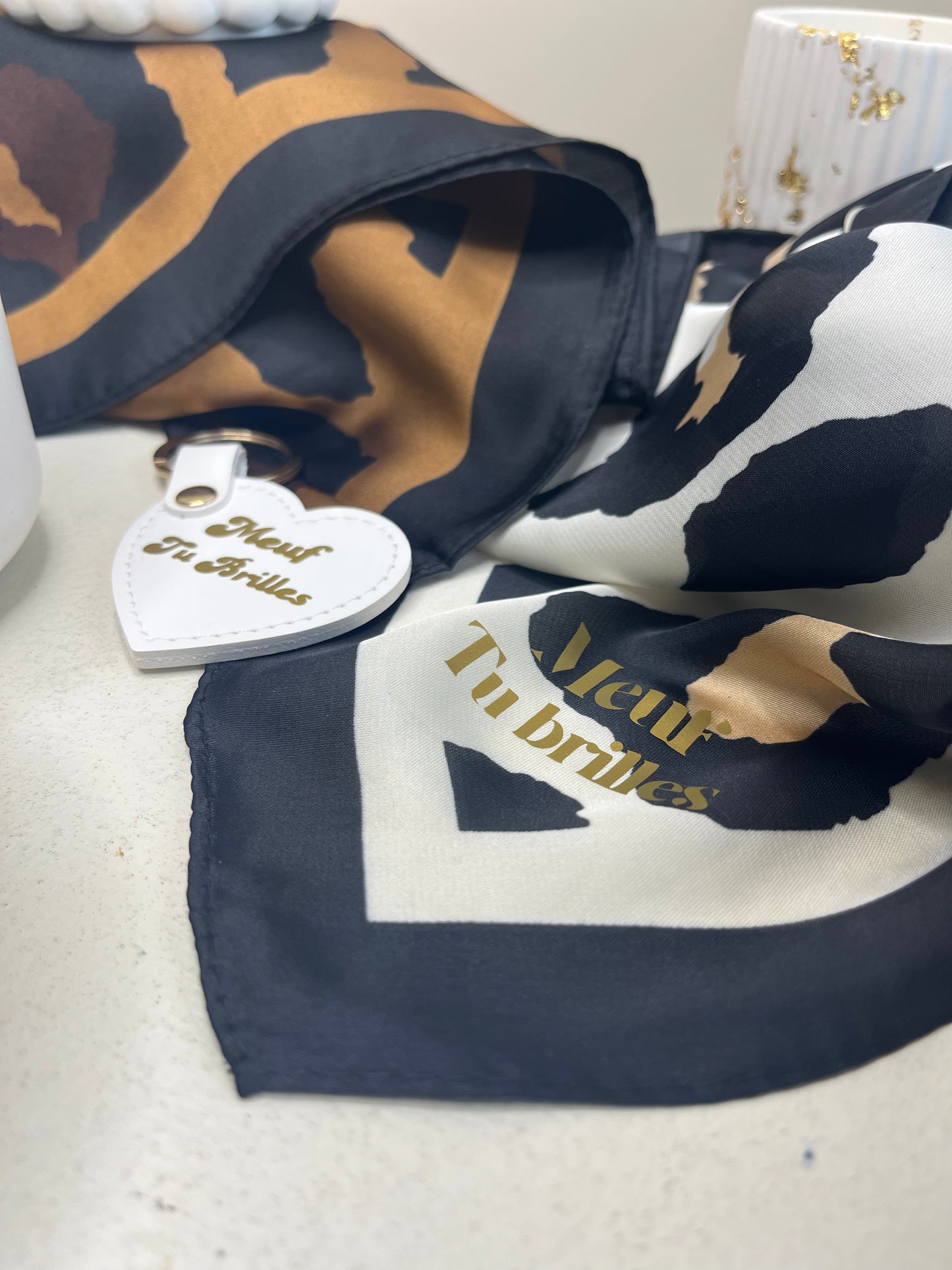 Foulard léopard marron « Meuf tu brilles » – Accessoire féminin élégant You Gold This