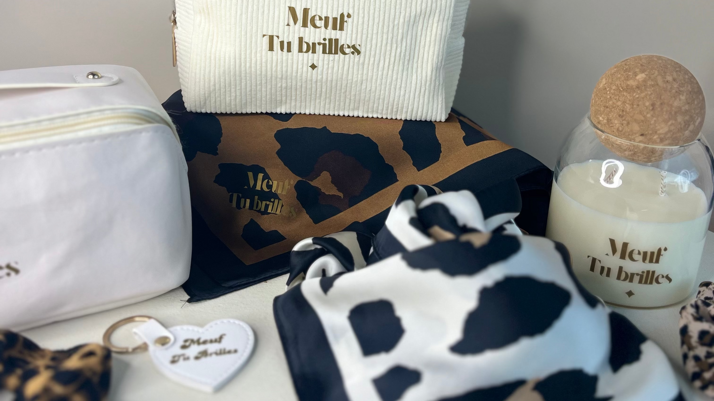 Trousse velours beige « Meuf tu brilles » – Trousse maquillage chic et féminine You Gold This