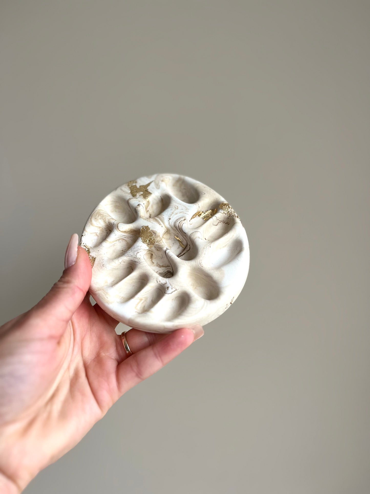 Plateau porte-bagues Moka en Jesmonite – Feuilles d’or – You Gold This