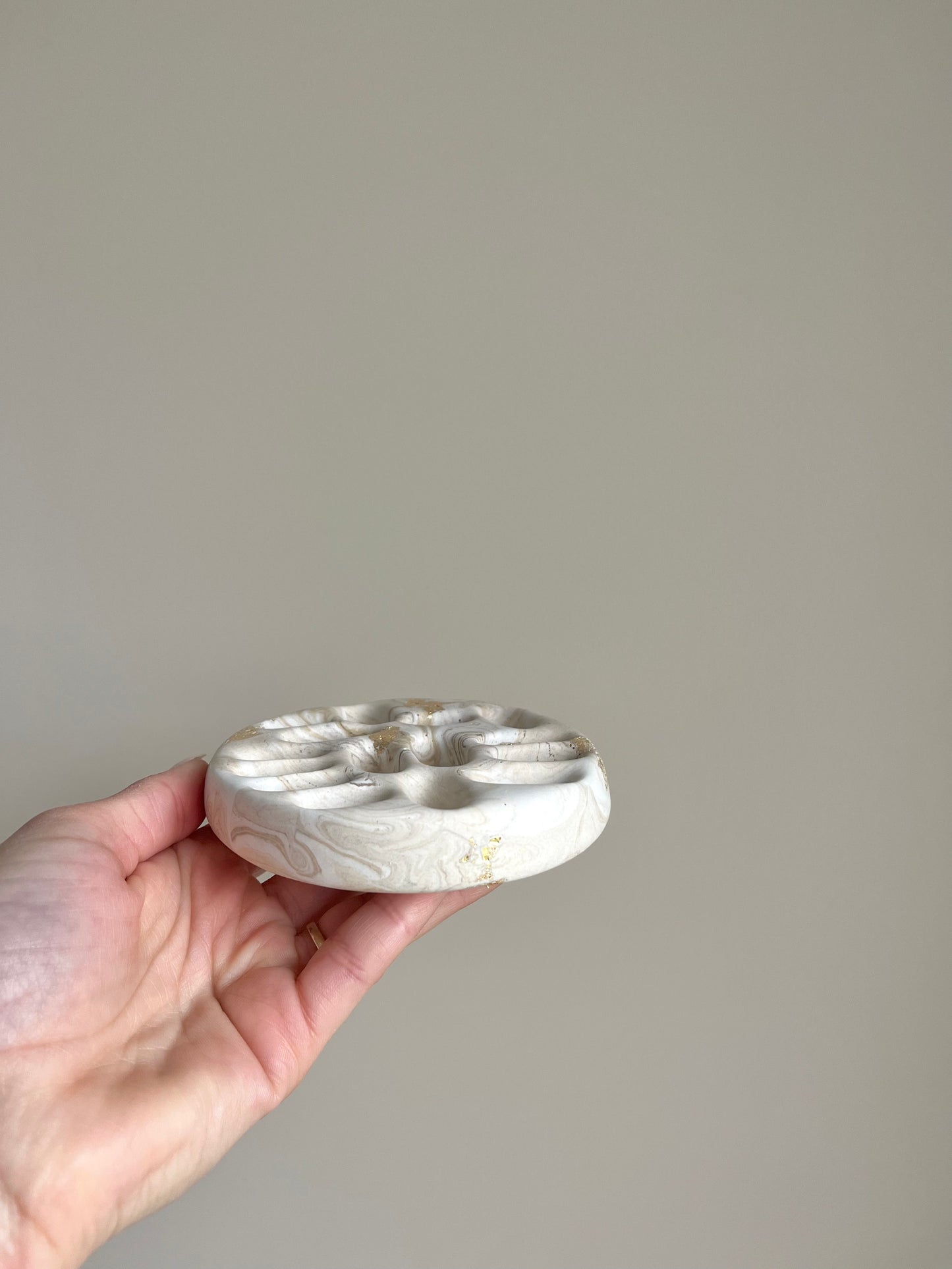 Plateau porte-bagues Moka en Jesmonite – Feuilles d’or – You Gold This