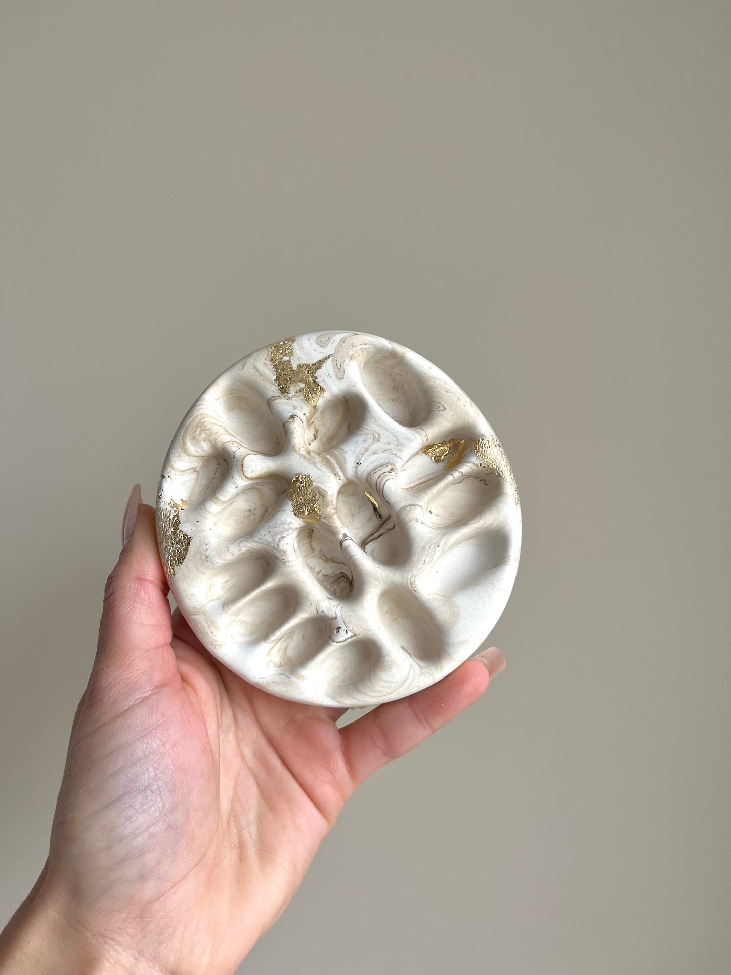 Plateau porte-bagues Moka en Jesmonite – Feuilles d’or – You Gold This