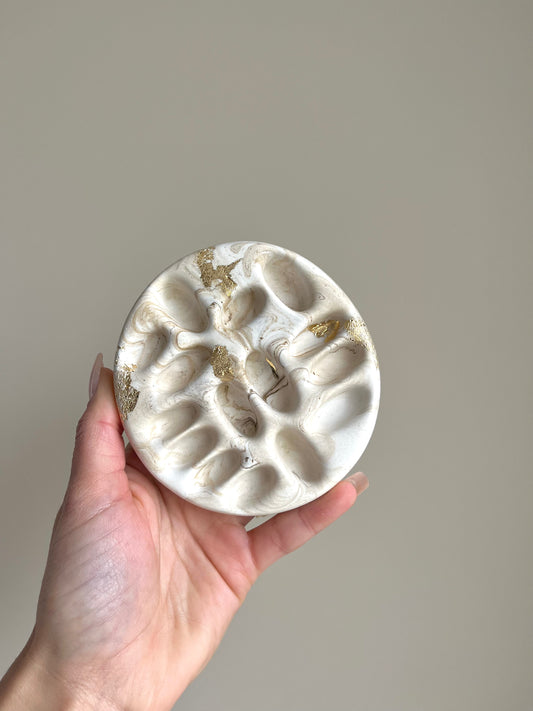 Plateau porte-bagues Moka en Jesmonite – Feuilles d’or – You Gold This