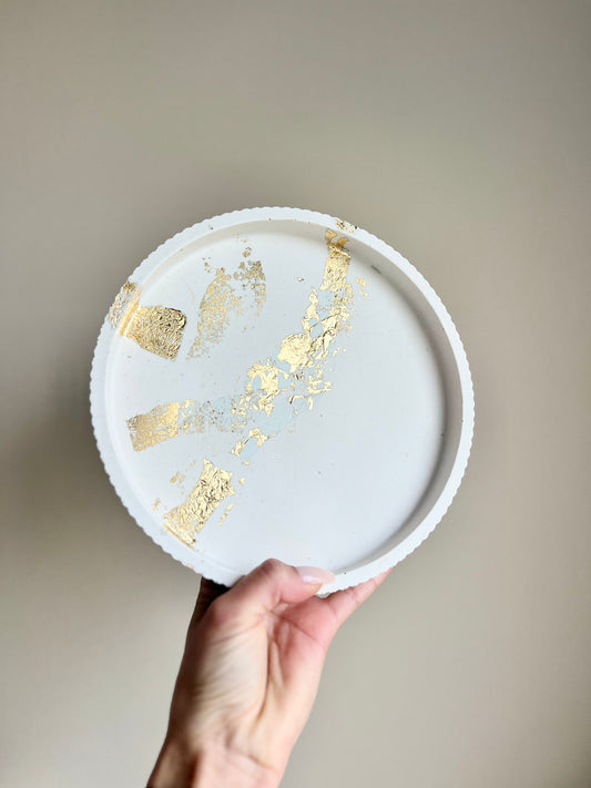 Grand plateau ondulé décoratif blanc – Jesmonite et feuille d’or – Plateau fait main – You Gold This