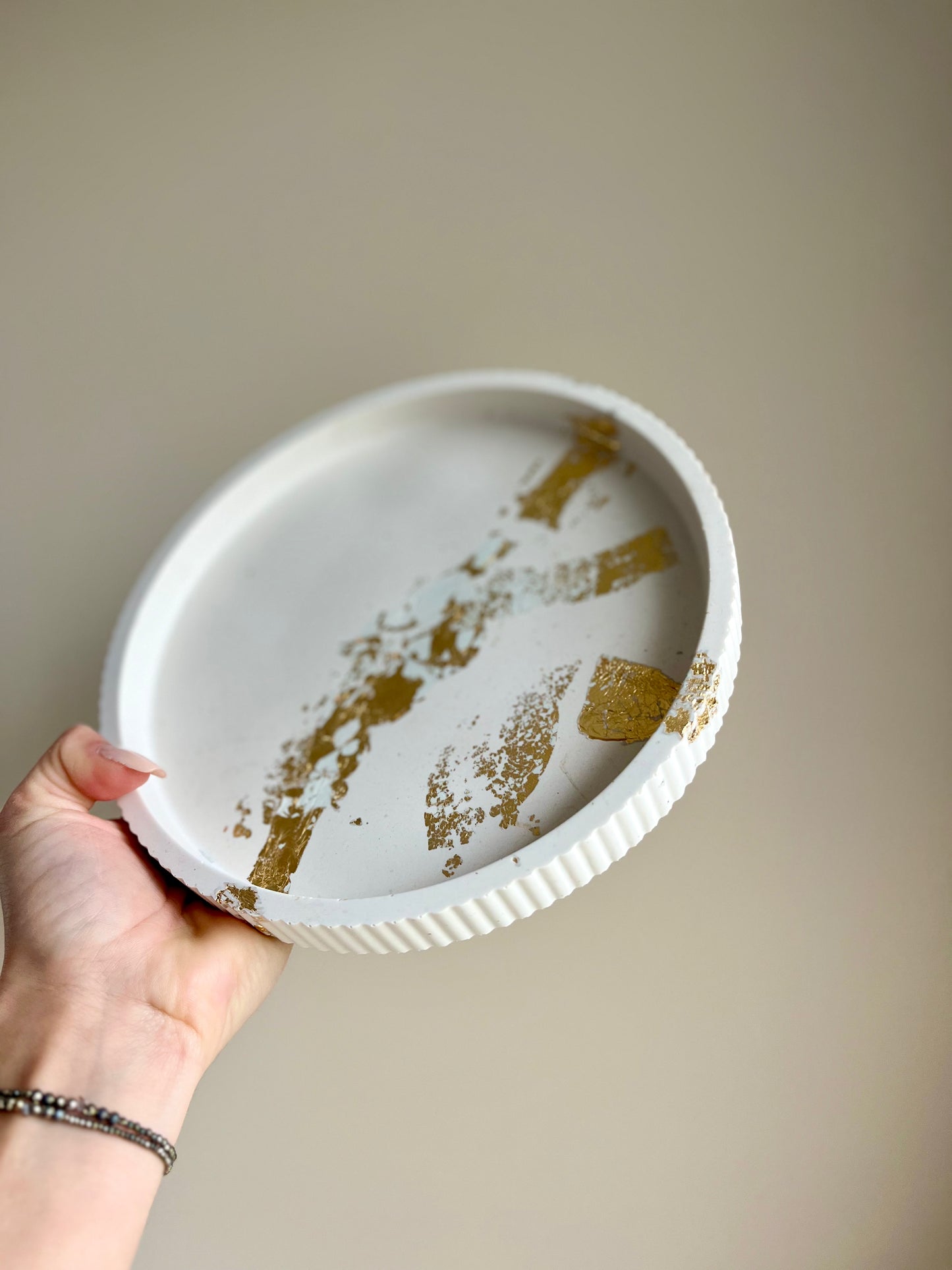 Grand plateau ondulé décoratif blanc – Jesmonite et feuille d’or – Plateau fait main – You Gold This