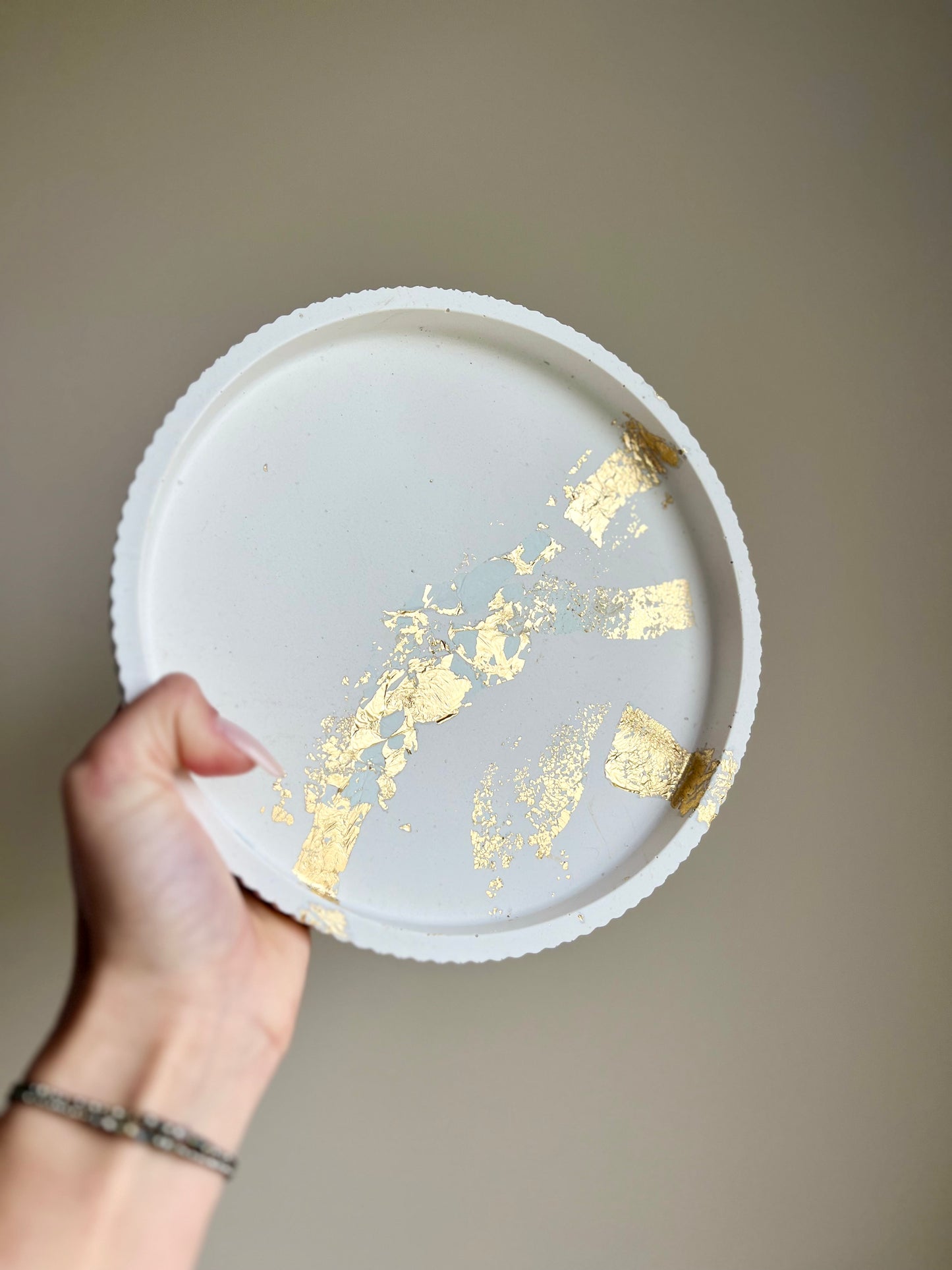 Grand plateau ondulé décoratif blanc – Jesmonite et feuille d’or – Plateau fait main – You Gold This