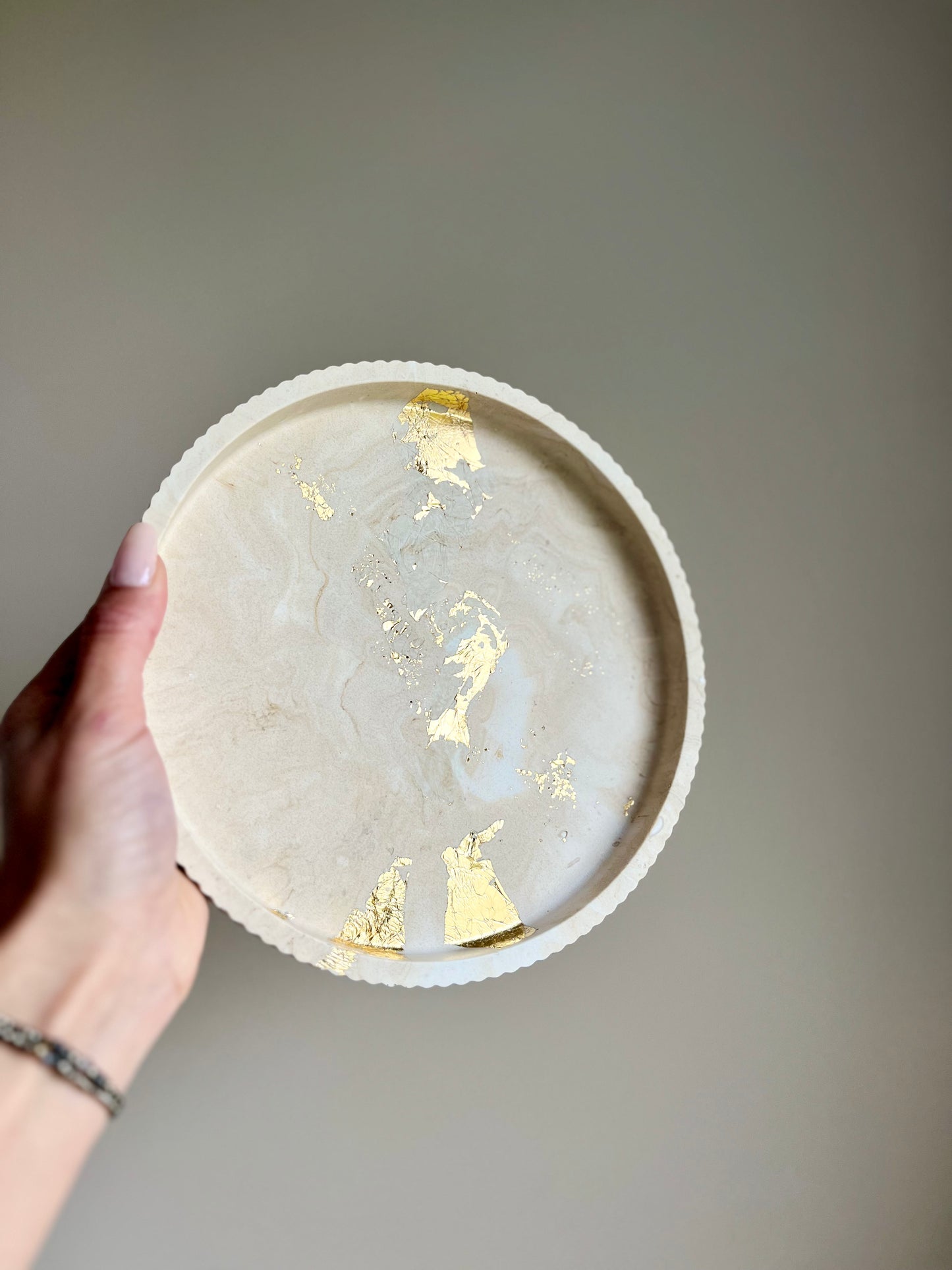 Grand plateau ondulé décoratif moka – Jesmonite et feuille d’or – Plateau fait main – You Gold This