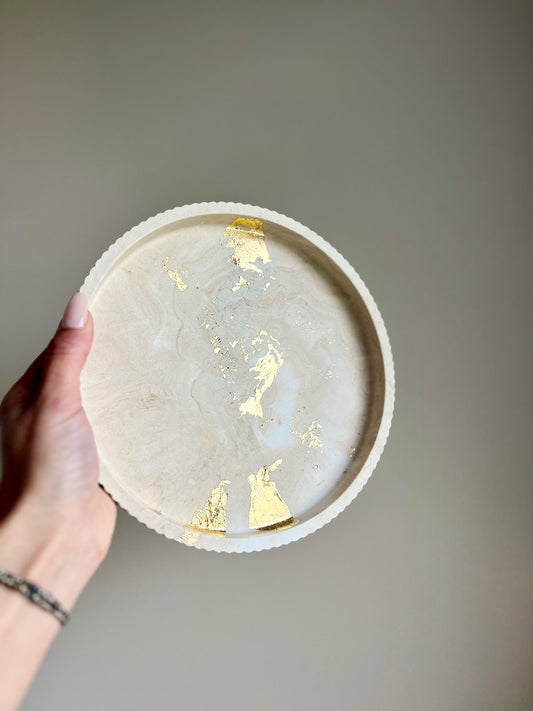 Grand plateau ondulé décoratif moka – Jesmonite et feuille d’or – Plateau fait main – You Gold This