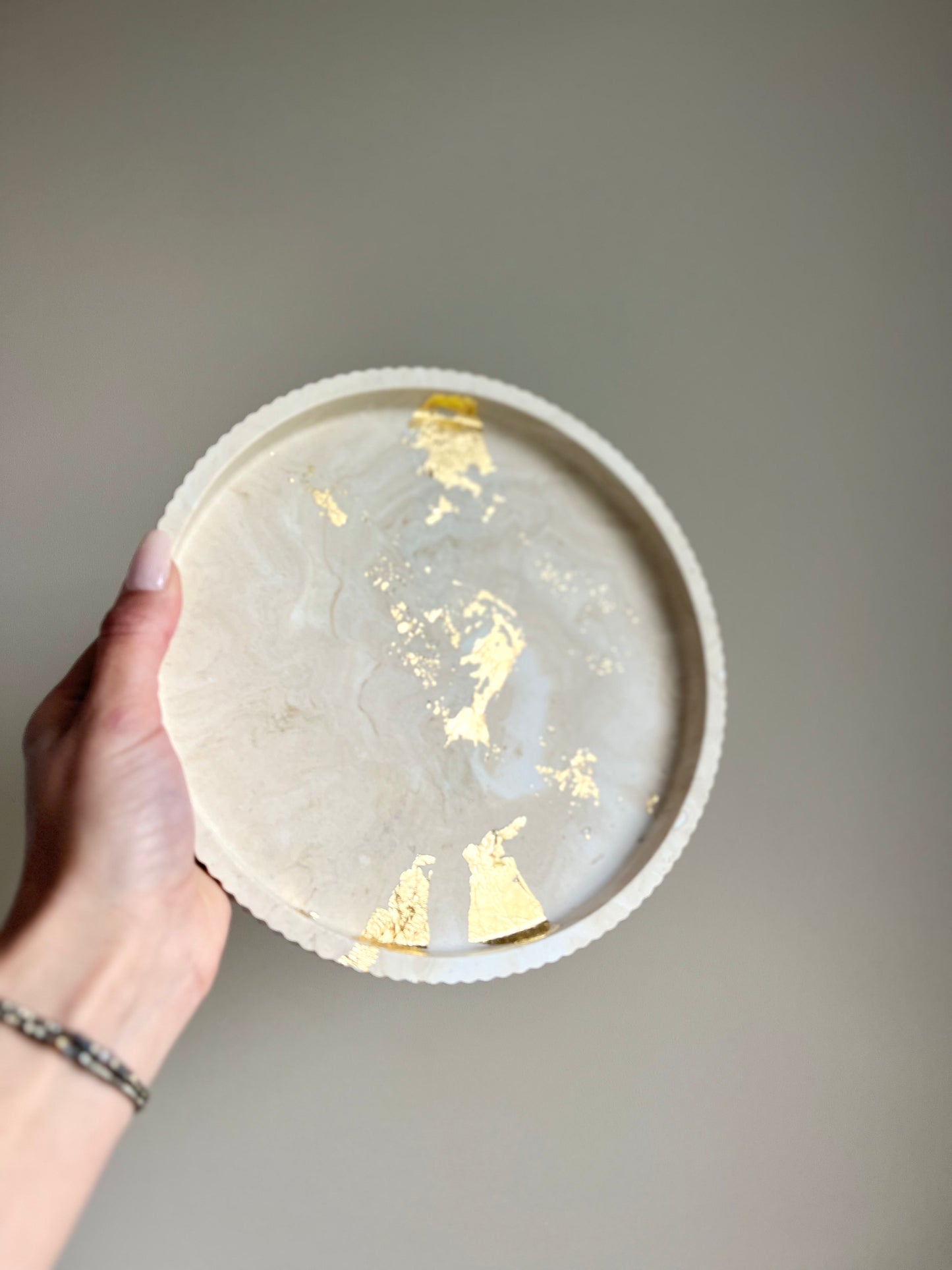 Grand plateau ondulé décoratif moka – Jesmonite et feuille d’or – Plateau fait main – You Gold This