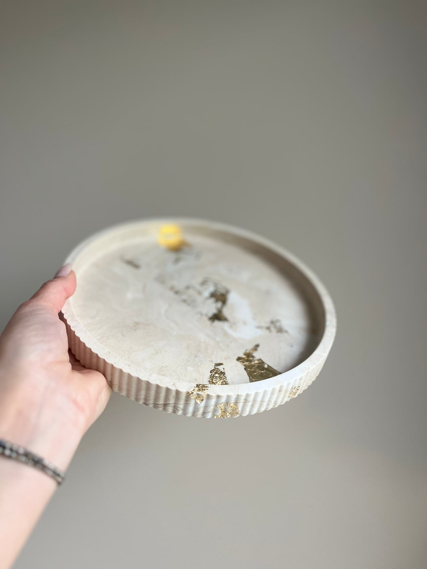 Grand plateau ondulé décoratif moka – Jesmonite et feuille d’or – Plateau fait main – You Gold This