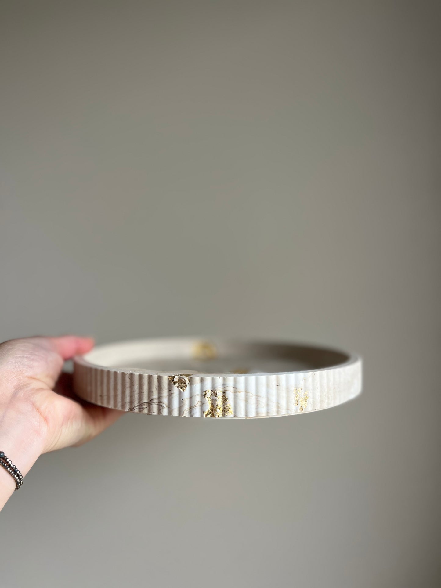 Grand plateau ondulé décoratif moka – Jesmonite et feuille d’or – Plateau fait main – You Gold This