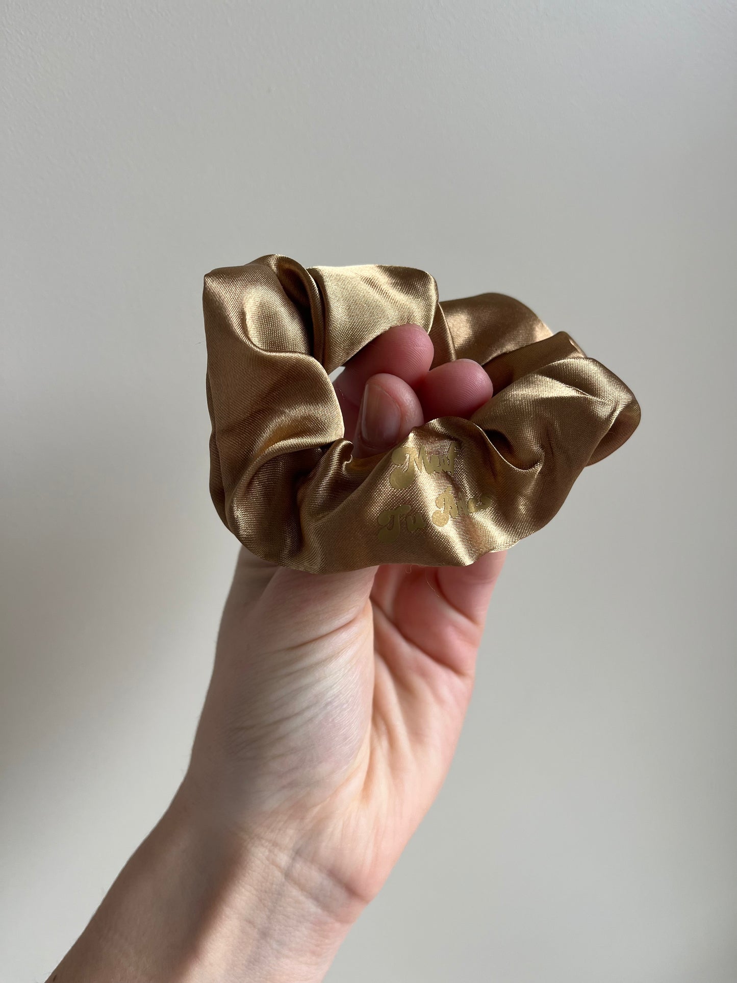 Chouchou satin marron « Meuf tu brilles » – Accessoire cheveux chic et inspirant You Gold This