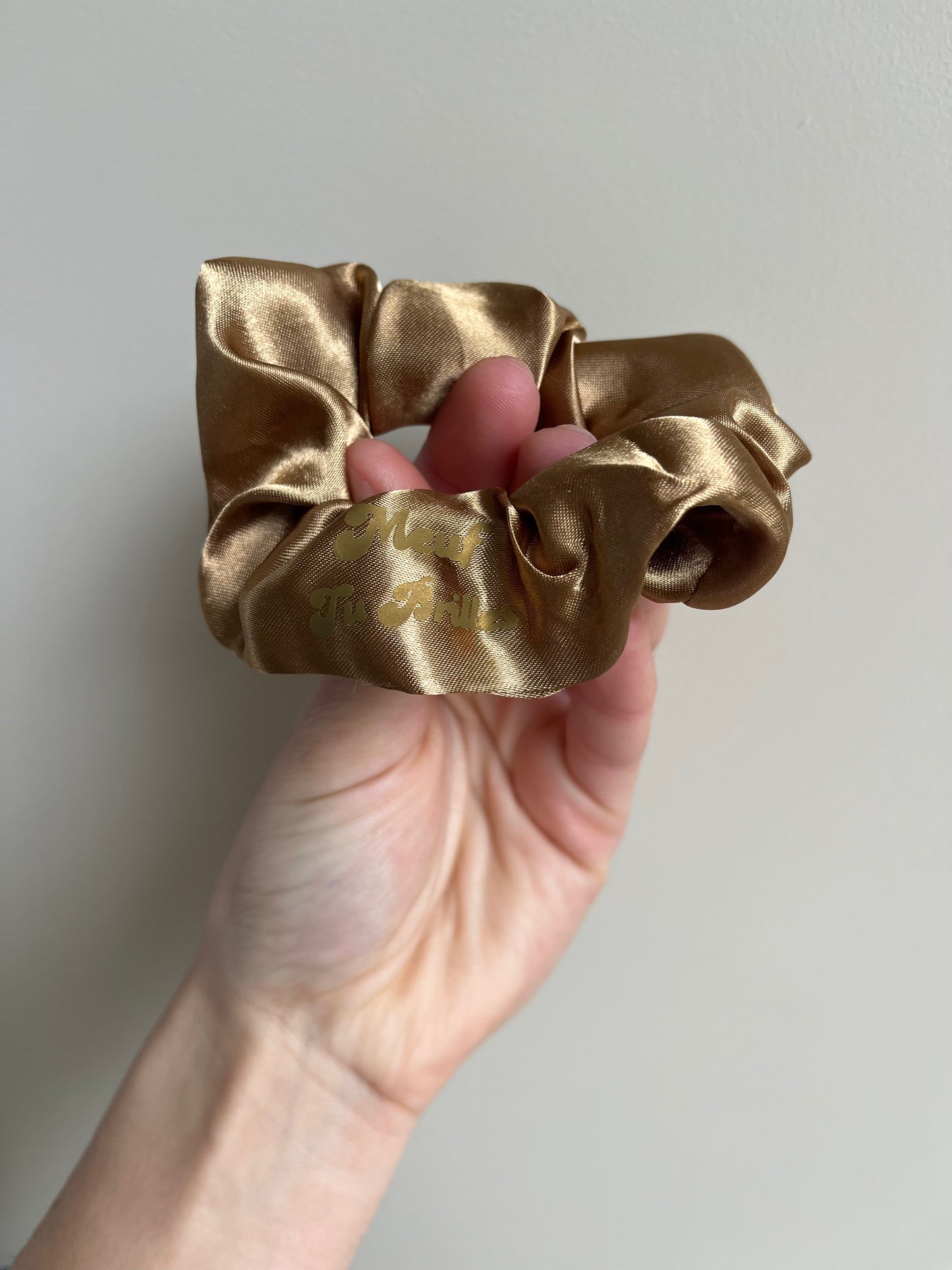 Chouchou satin marron « Meuf tu brilles » – Accessoire cheveux chic et inspirant You Gold This