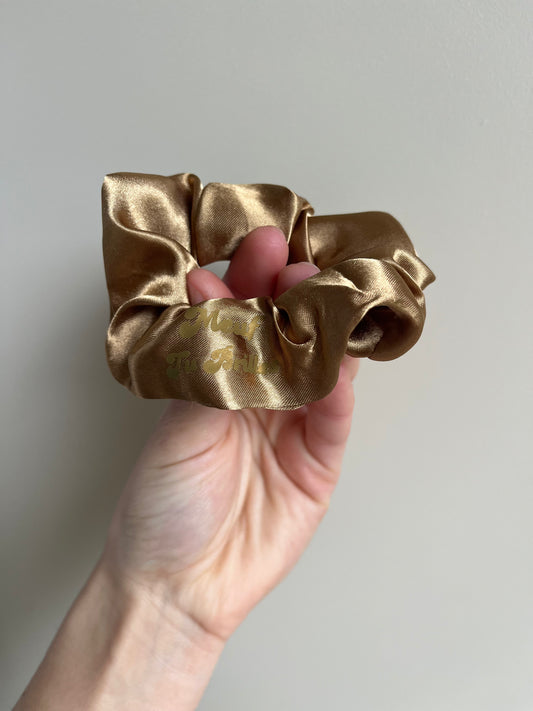 Chouchou satin marron « Meuf tu brilles » – Accessoire cheveux chic et inspirant You Gold This