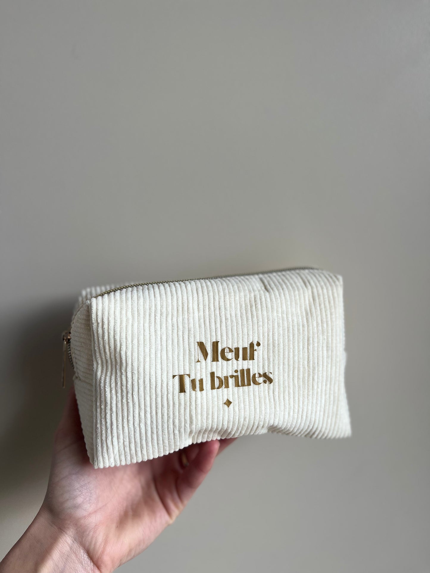 Trousse velours beige « Meuf tu brilles » – Trousse maquillage chic et féminine You Gold This