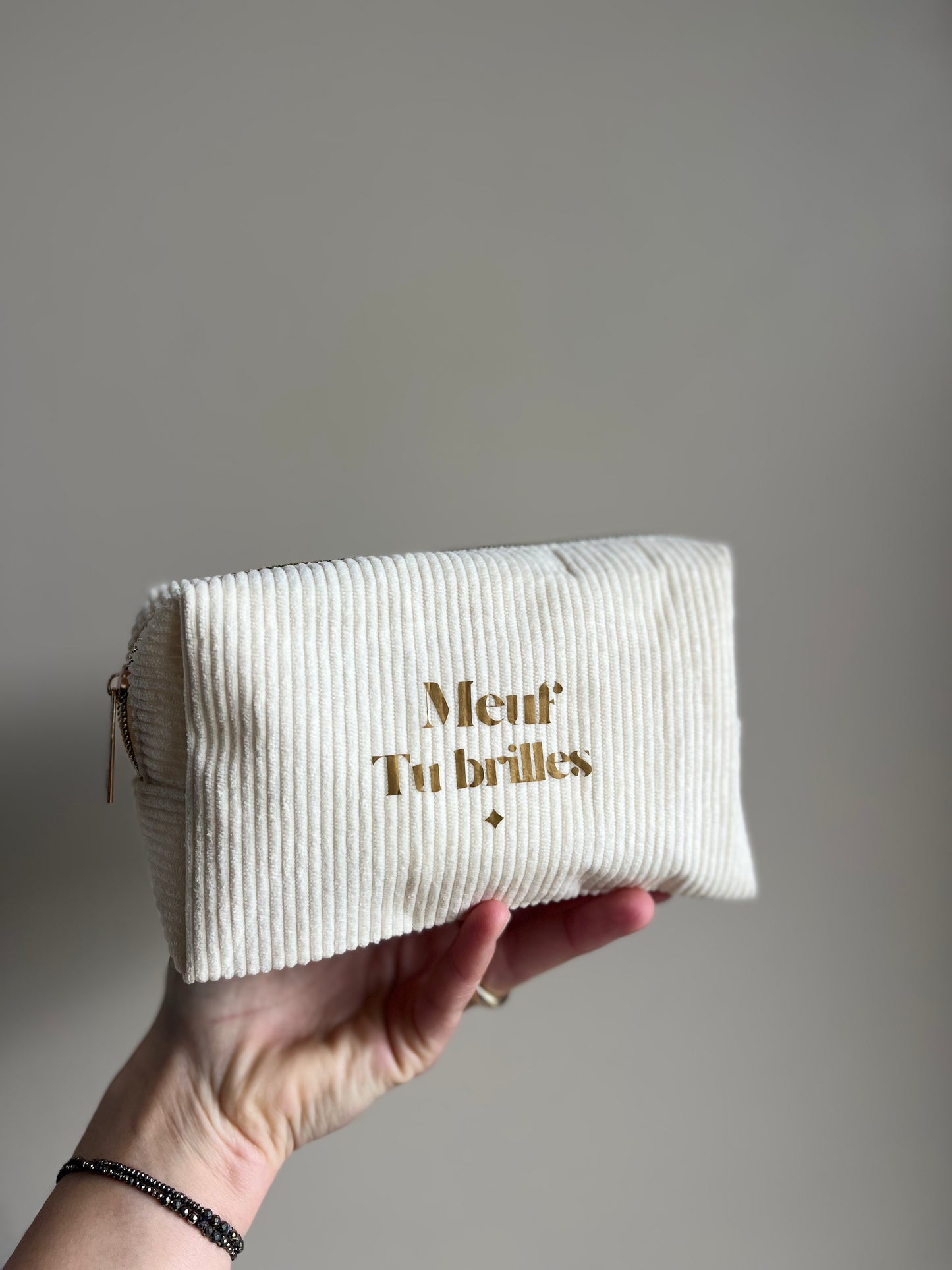 Trousse velours beige « Meuf tu brilles » – Trousse maquillage chic et féminine You Gold This