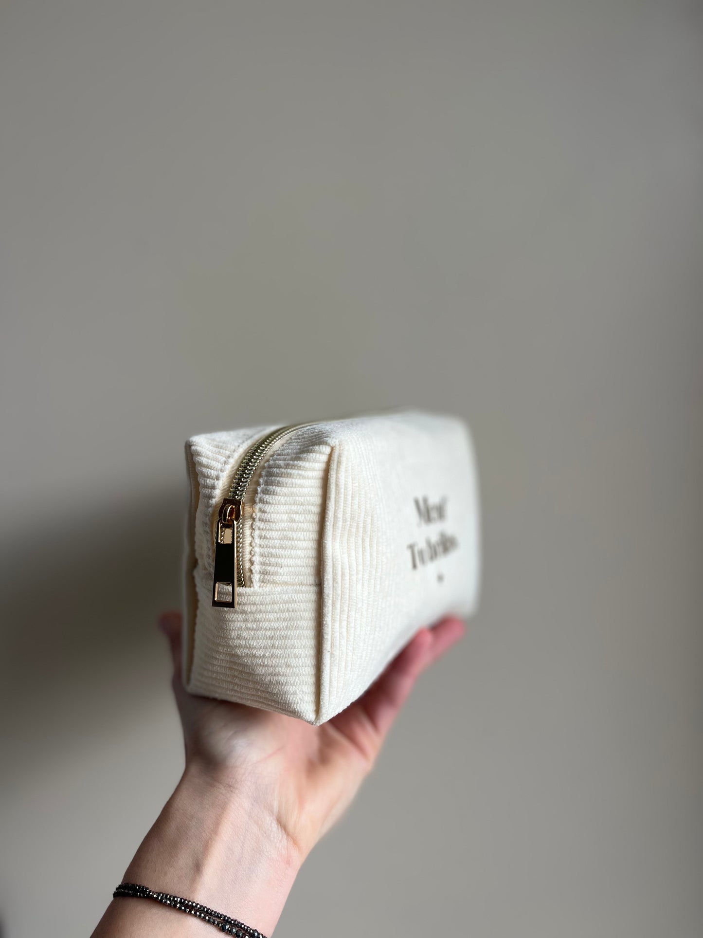 Trousse velours beige « Meuf tu brilles » – Trousse maquillage chic et féminine You Gold This