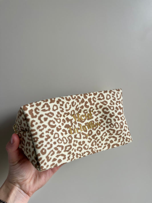 Trousse Léopard « Meuf tu brilles » – Trousse maquillage chic et féminine You Gold This