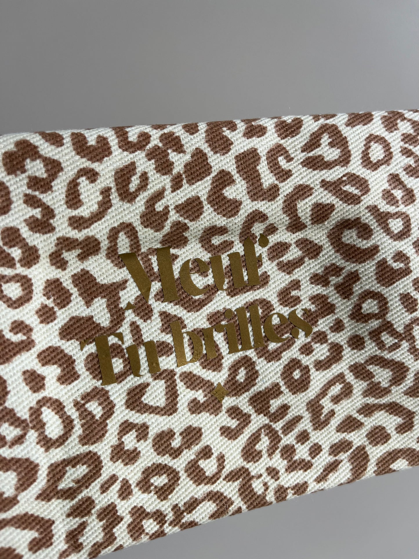 Trousse Léopard « Meuf tu brilles » – Trousse maquillage chic et féminine You Gold This