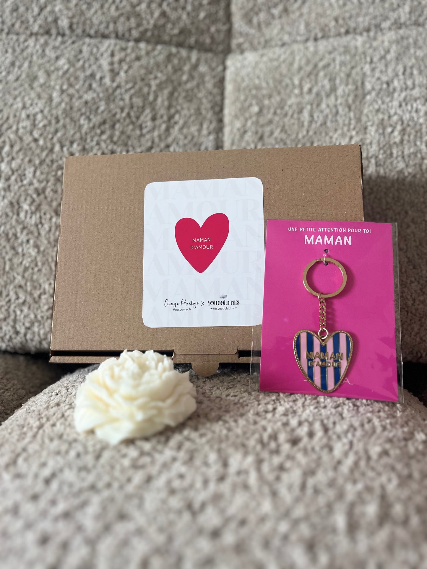 Coffret Maman d’Amour – Bougie pivoine & porte-clés cœur bleu et rose – Cadeau Fête des Mères original