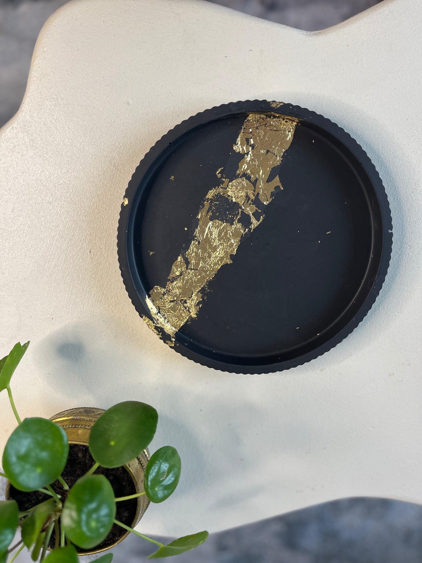 Plateau de décoration  rond et rebords ondulés - Noir