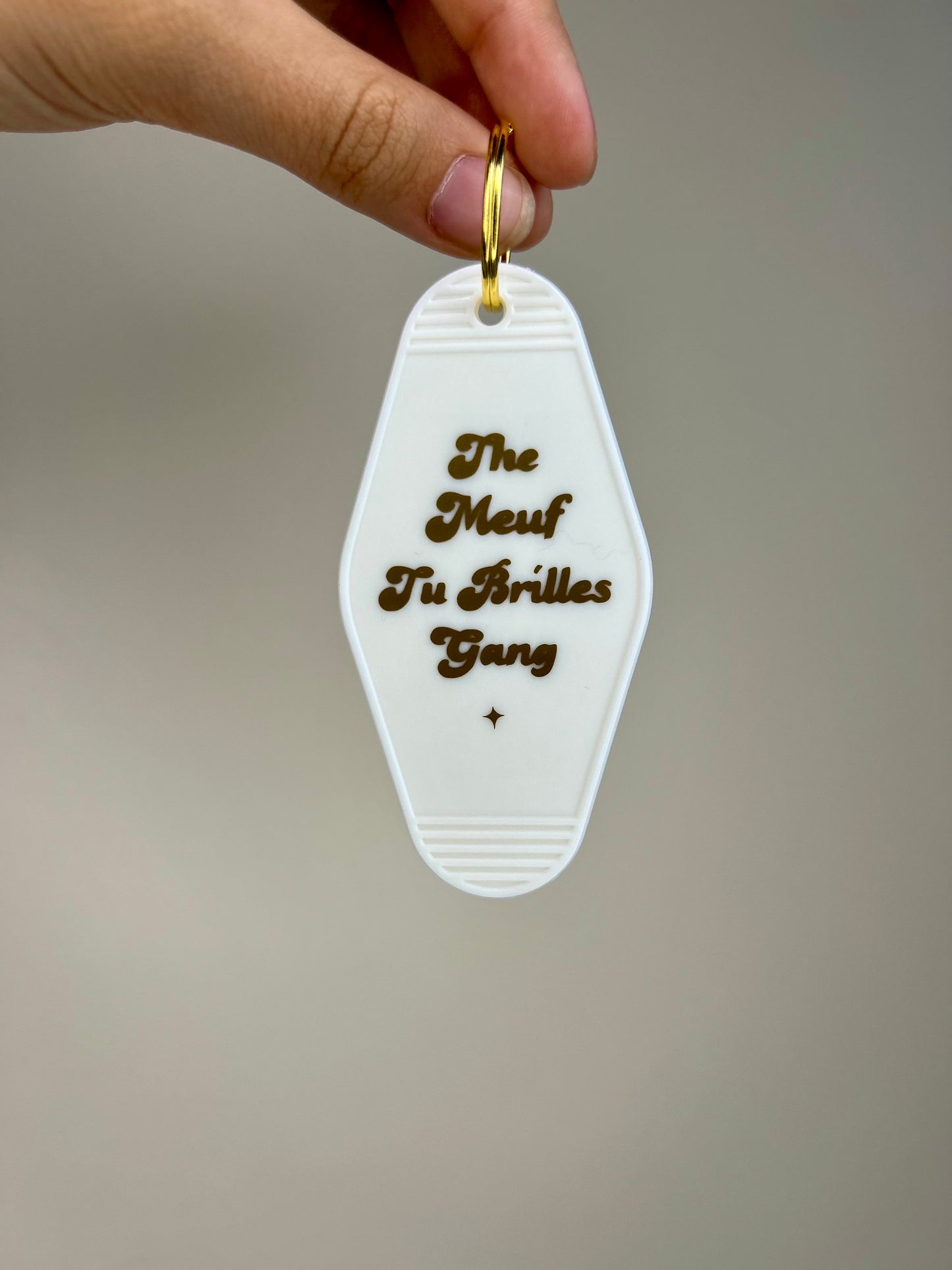 Porte-clés hôtel blanc « Meuf tu brilles » – Anneau doré, design rétro chic You Gold This