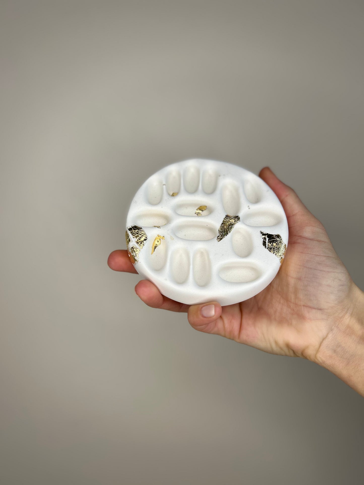 Plateau porte-bagues en Jesmonite – Feuilles d’or – You Gold This