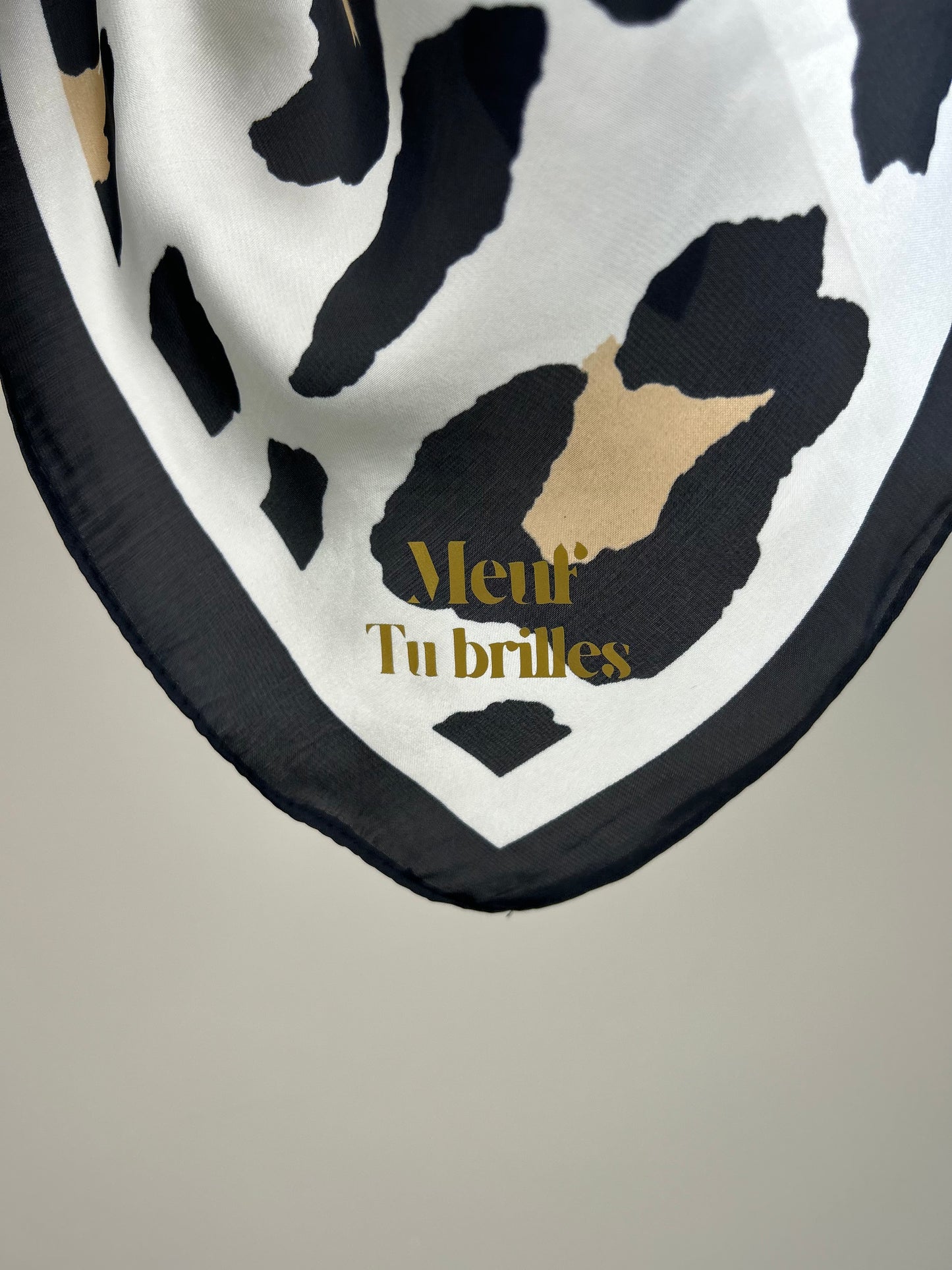 Foulard léopard fond blanc « Meuf tu brilles » – Accessoire chic et affirmé You Gold This