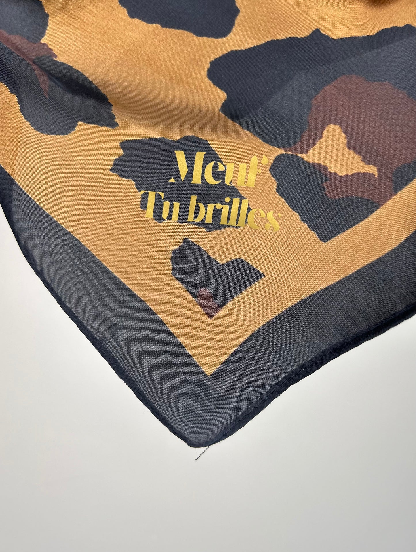 Foulard léopard marron « Meuf tu brilles » – Accessoire féminin élégant You Gold This