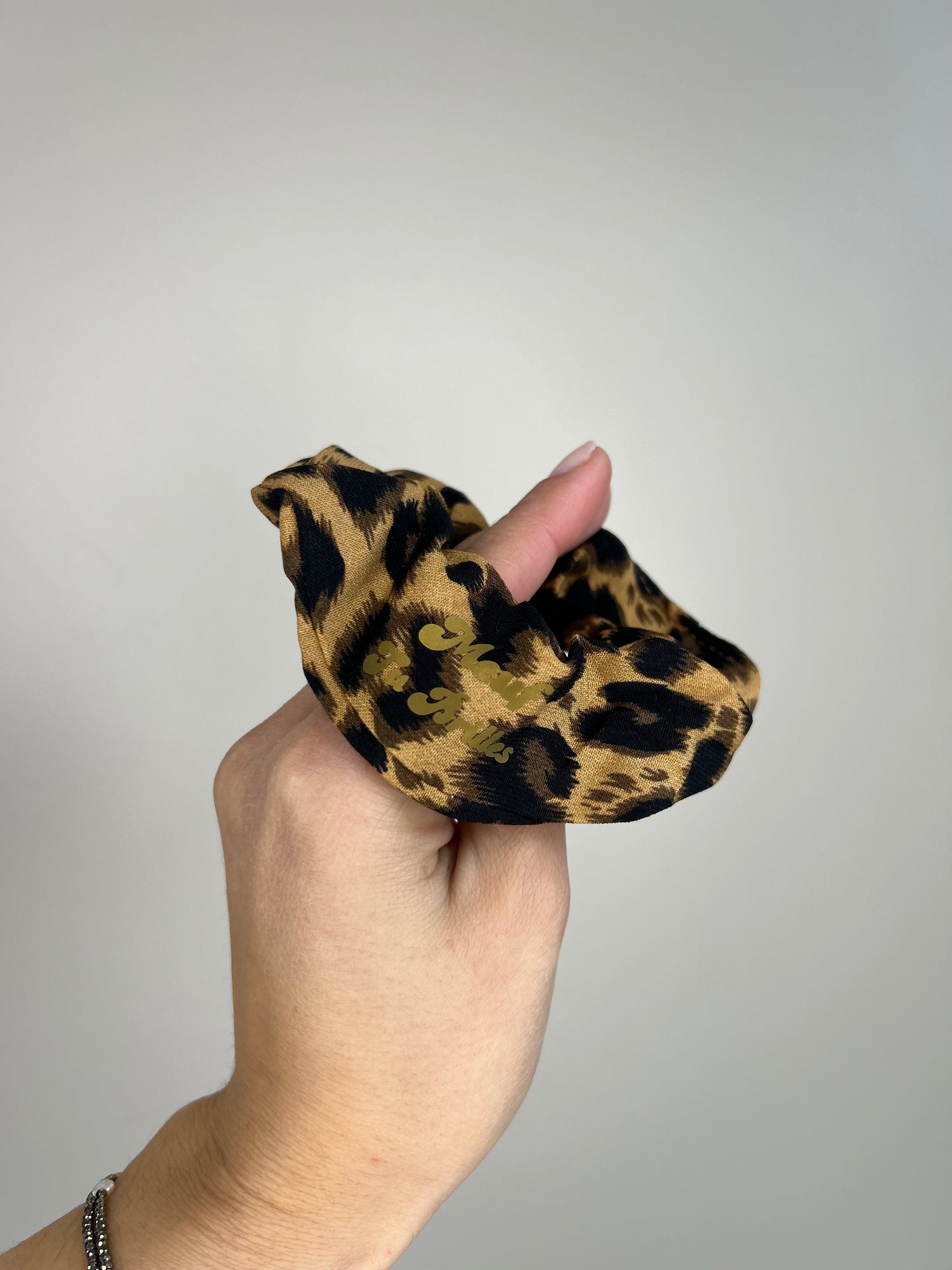 Chouchou léopard marron « Meuf tu brilles » – Accessoire cheveux chic et affirmé You Gold This