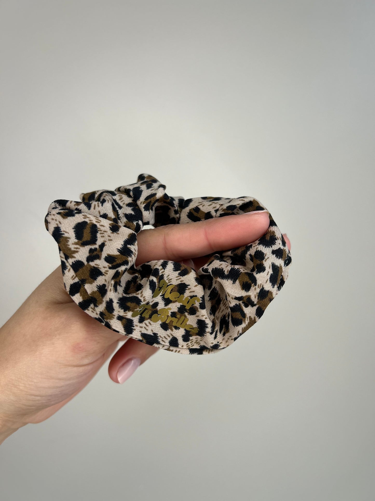 Chouchou léopard petits motifs « Meuf tu brilles » – Accessoire cheveux chic et inspirant You Gold This