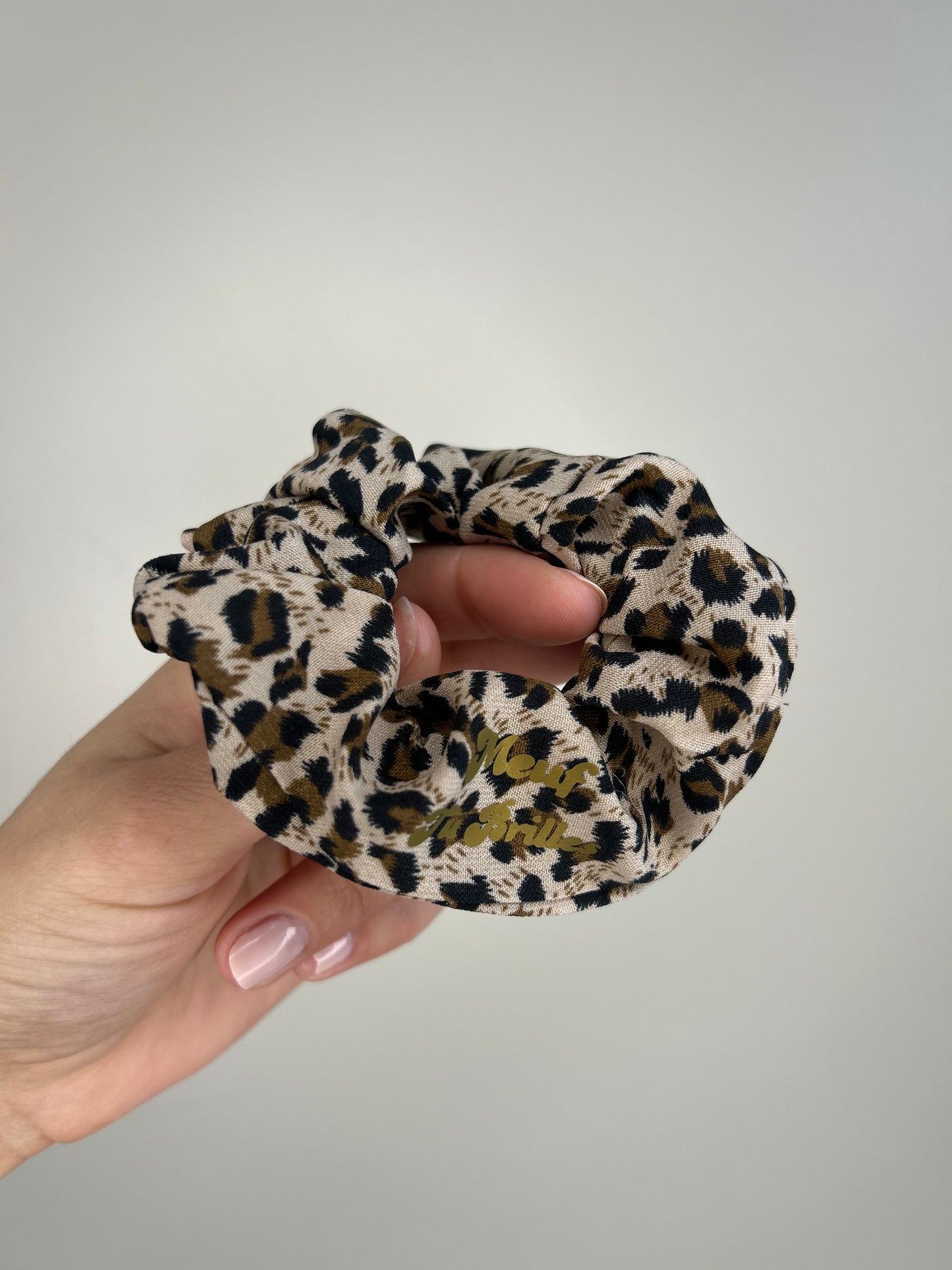 Chouchou léopard petits motifs « Meuf tu brilles » – Accessoire cheveux chic et inspirant You Gold This