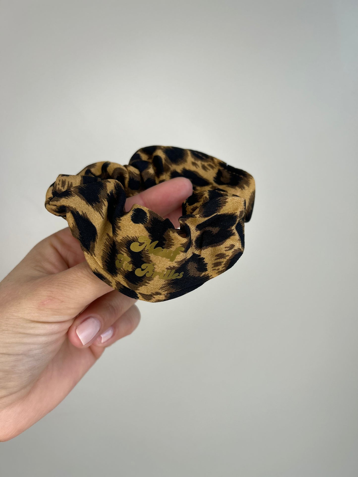 Chouchou léopard marron « Meuf tu brilles » – Accessoire cheveux chic et affirmé You Gold This