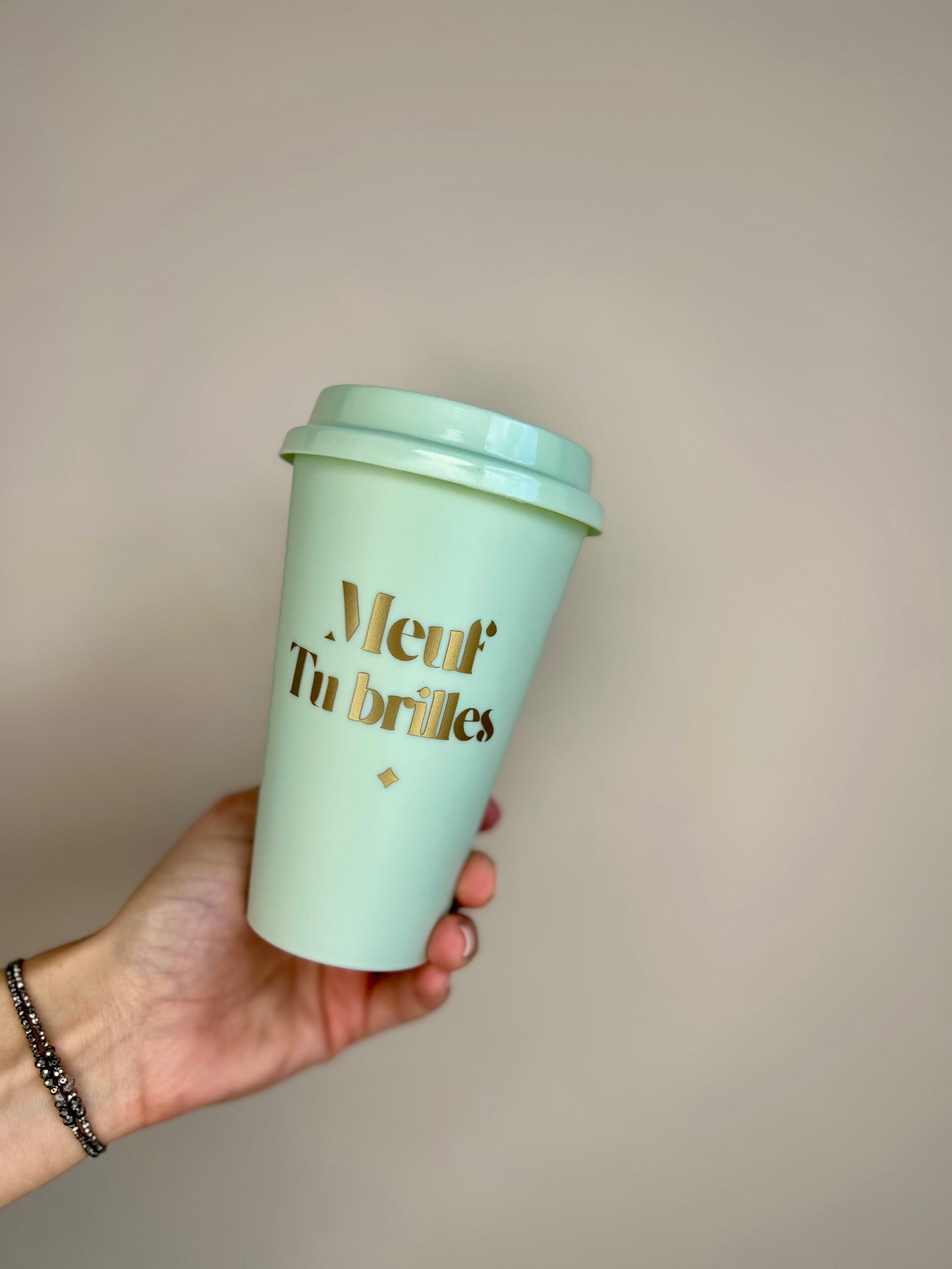 Mug à emporter verte pastel « Meuf tu brilles » – Coffee Cup chic et inspirante You Gold This