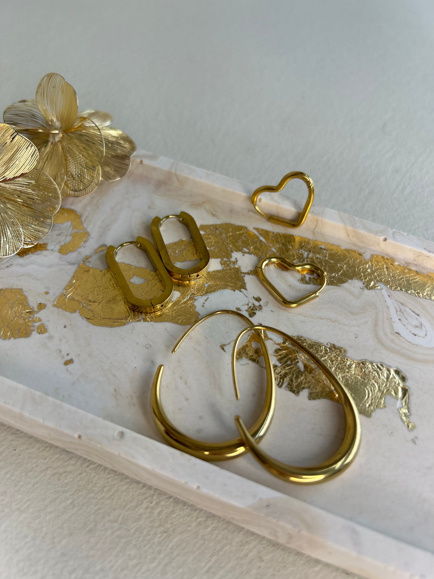 Plateau de décoration Moka – Effet marbre, feuilles d’or – Jesmonite – You Gold This