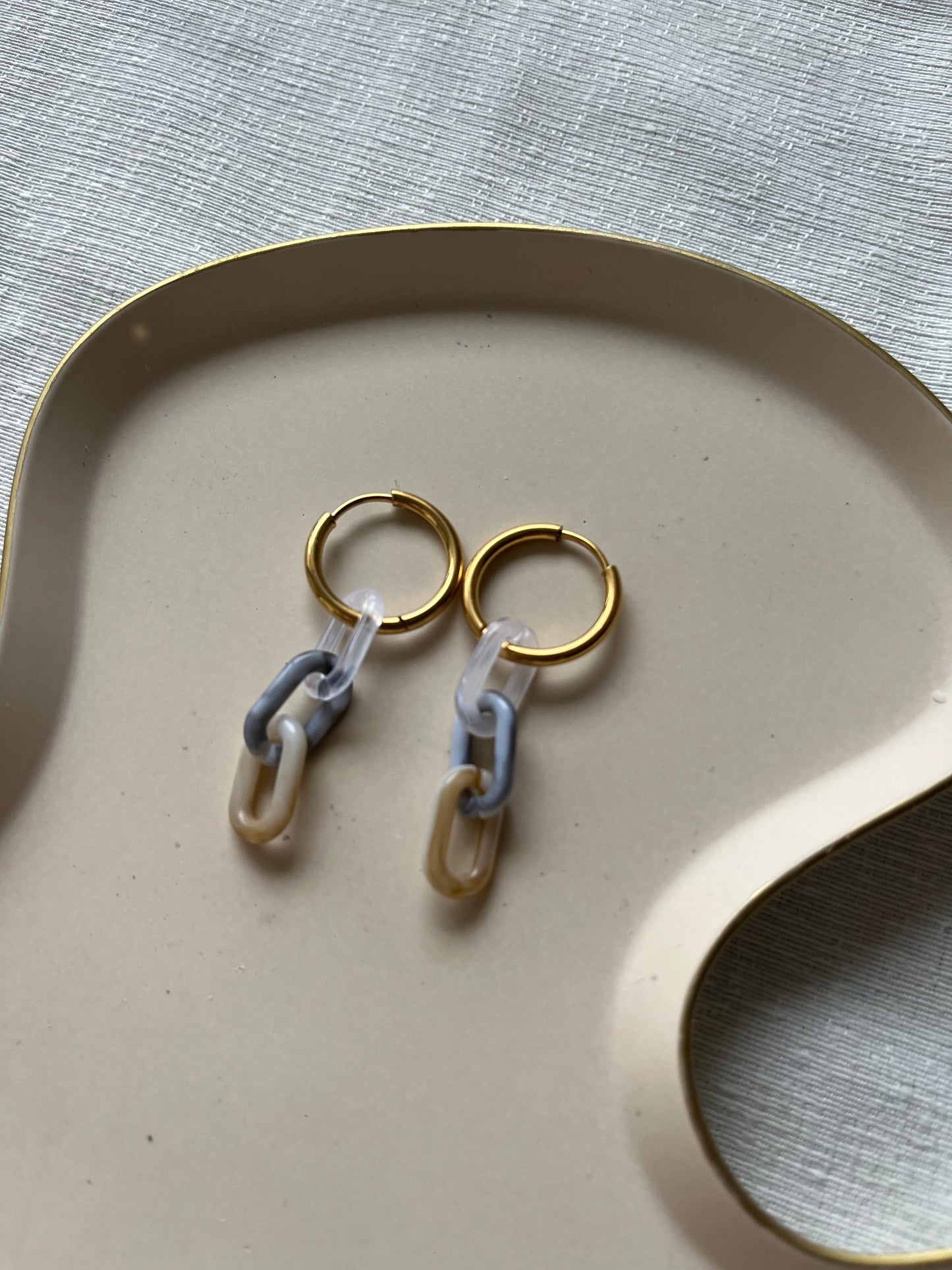 Boucles d'oreilles - Mailles beiges et grises - Acier inoxydable